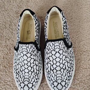 Sketchers Woman's Memory Form Shoes Size 6